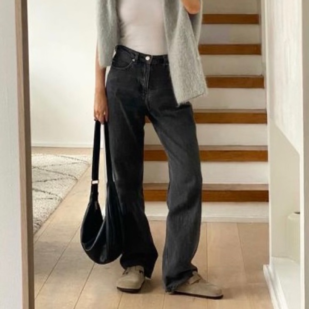 Vintage Levi’s 550 high-waisted black jeans. 🖤